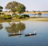 Mokorofahrt im Okavango Delta mit Polern durch die Schwemmlandschaft. 