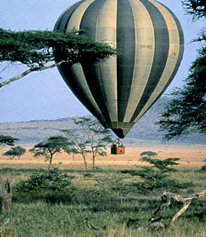 Ein Flug mit dem Heißluftballon über der südafrikanischen Savanne.